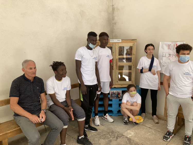 Besançon : Une boîte à livres dans la cour du collège Victor Hugo
