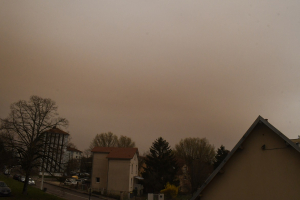 Un  mystérieux ciel ocre en Franche-Comté
