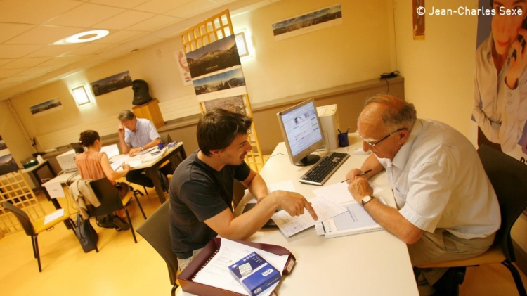 Besançon / Permanence des impôts : une équipe de bénévoles disponible