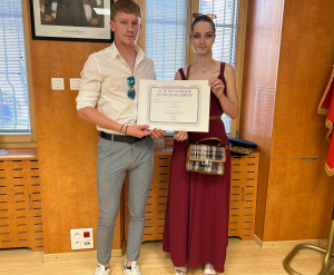 Accident de la route : Deux jeunes filles médaillées pour avoir sauvé une vie