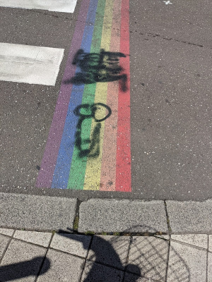 Le symbole LGBT tagué : La Maire de Besançon porte plainte