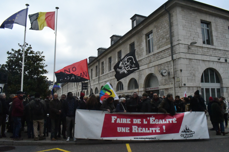 Besançon : Un rassemblement devant le tribunal avant le procès des deux vandales présumés de la statue de Victor Hugo
