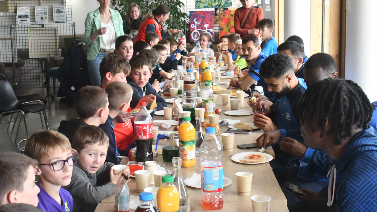 Besançon : les joueurs du FC Sochaux à la Maison des Familles