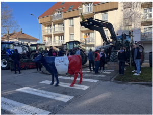 Pontarlier  : les éleveurs dénoncent les abattages systématiques devant la permanence d&#039;Annie Genevard