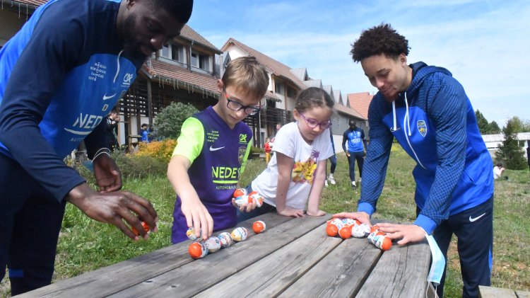 Besançon : Les joueurs du FC Sochaux-Montbéliard à la Maison des familles