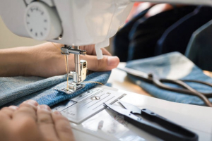 France / Société : mise en place du bonus à la réparation des biens textiles