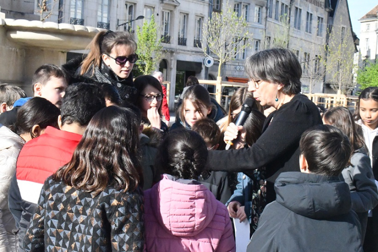 Journée des droits de l’enfants : les arbres de la place de la Révolution seront baptisés
