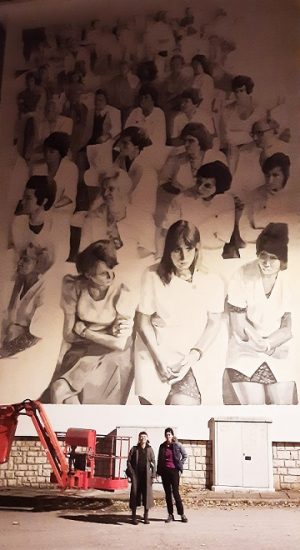 Photo : Aline Chassagne (élue bisontine) et l&#039;artiste Rouge 