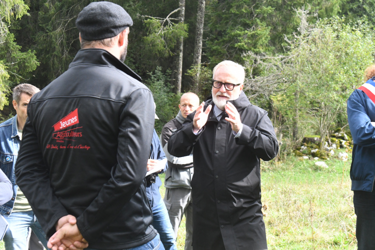 Loups du Massif du Jura : Le préfet du Doubs à la rencontre des éleveurs