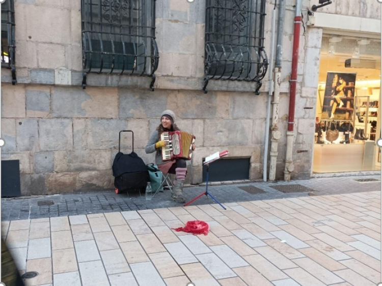Le choix d’être une artiste de rue face à l’indifférence des Bisontins