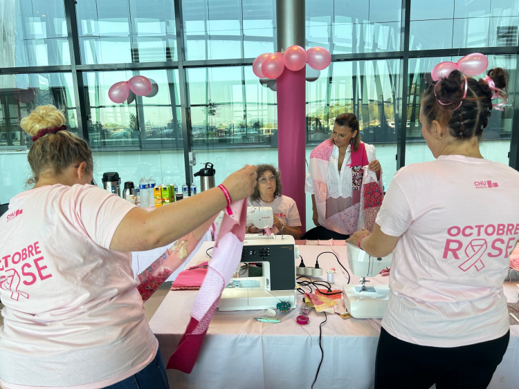 Octobre Rose : Le CHU Minjoz déploie un ruban à partir de 550 carrés de tissu rose récoltés